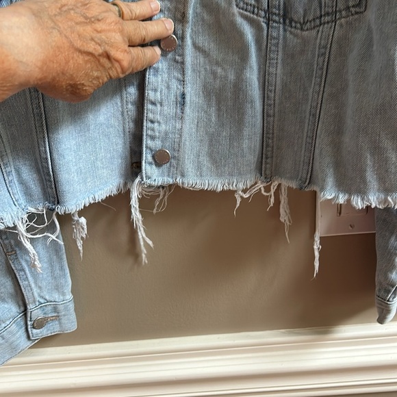 JUSTUSA Cropped Distressed Raw Hem Jean Jacket Size Large - Picture 8 of 10